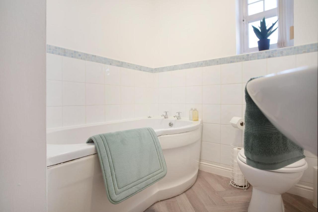 Charming 3 Bedroom House In Hartlepool, Sleeps 5 Apartment *